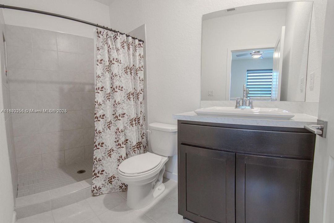 В аренду: $2,300 (2 спален, 2 ванн, 1208 Квадратных фут)