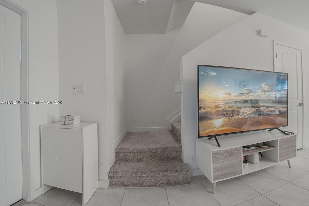 В аренду: $2,300 (2 спален, 2 ванн, 1208 Квадратных фут)