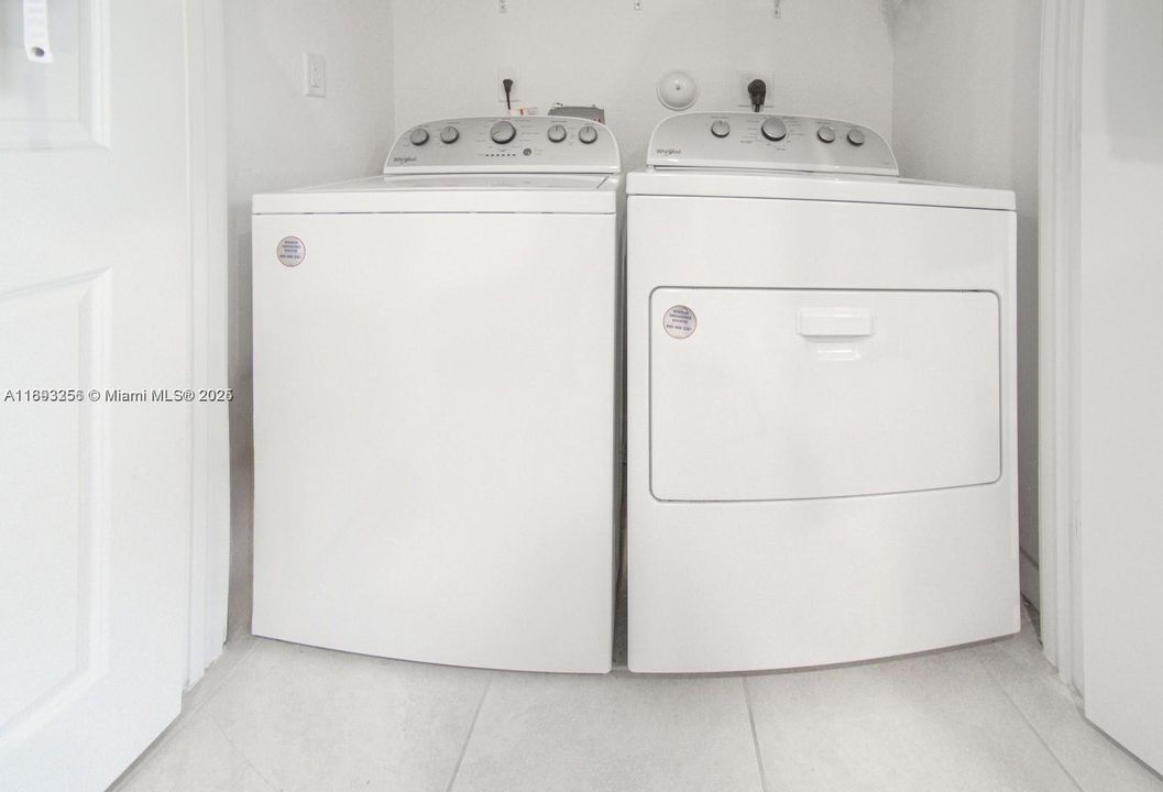 В аренду: $2,300 (2 спален, 2 ванн, 1208 Квадратных фут)