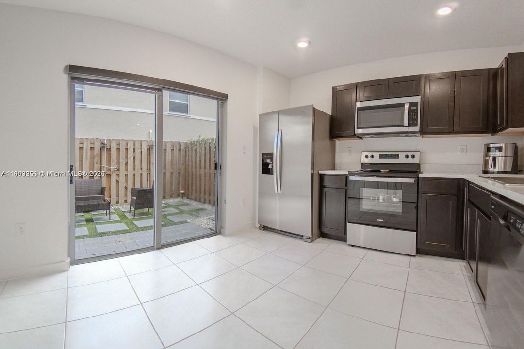 В аренду: $2,300 (2 спален, 2 ванн, 1208 Квадратных фут)