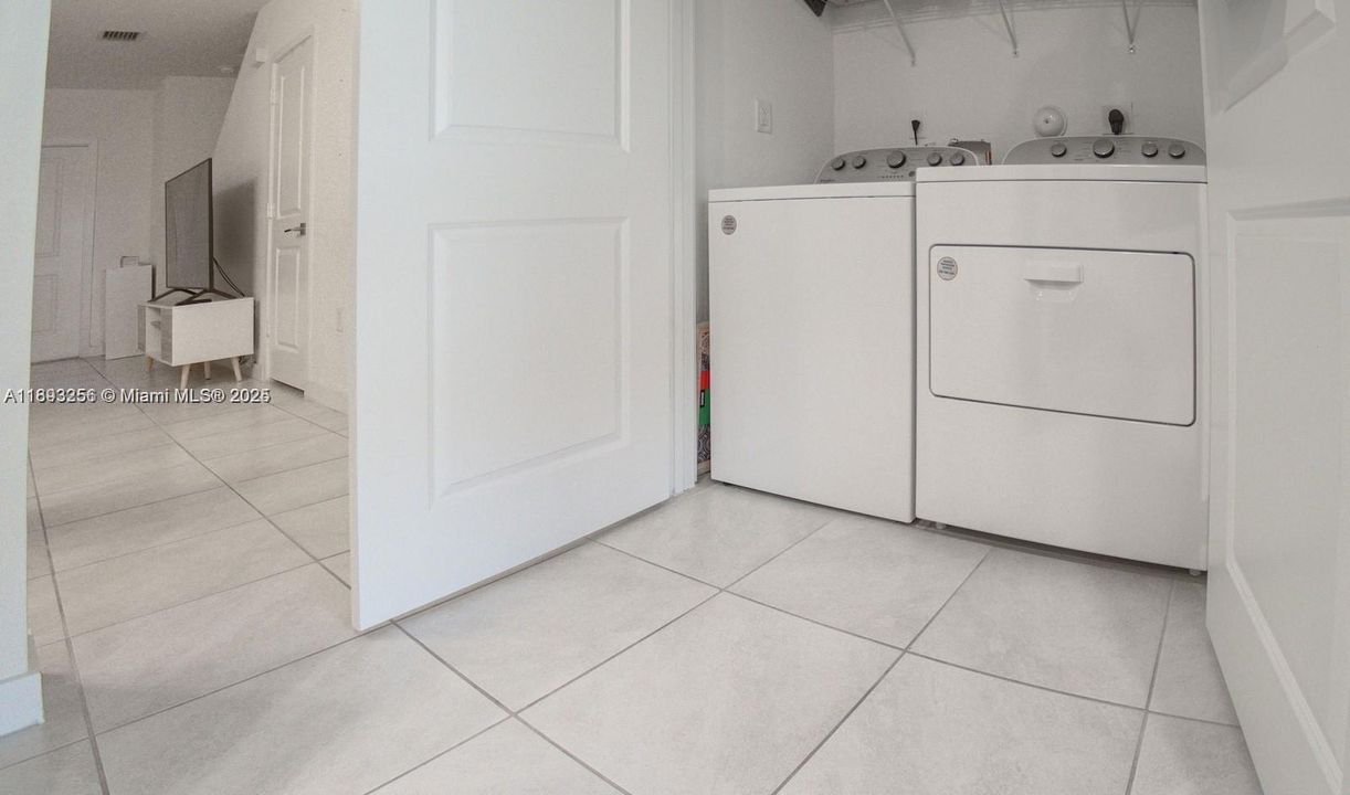 В аренду: $2,300 (2 спален, 2 ванн, 1208 Квадратных фут)