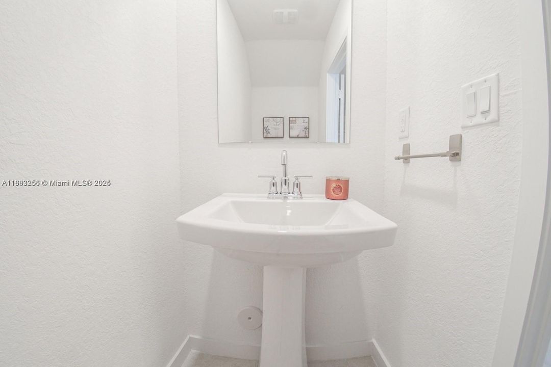 В аренду: $2,300 (2 спален, 2 ванн, 1208 Квадратных фут)