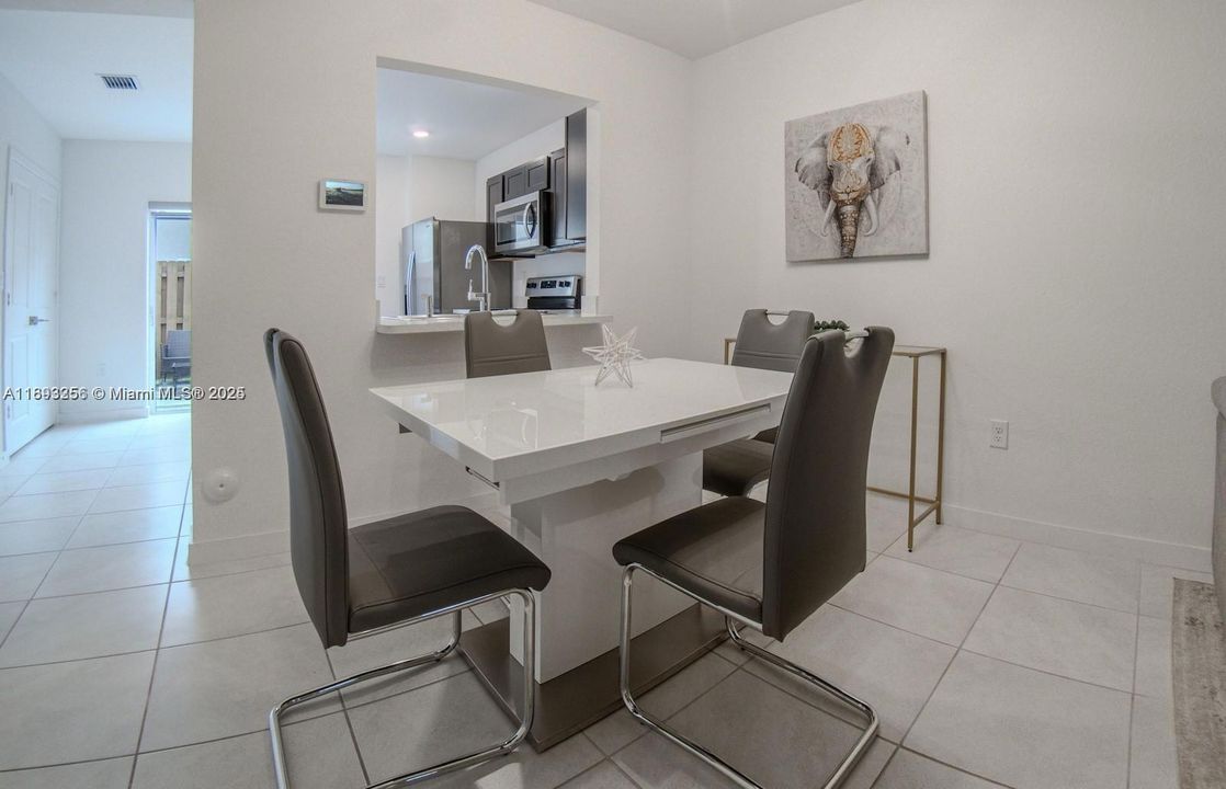 В аренду: $2,300 (2 спален, 2 ванн, 1208 Квадратных фут)