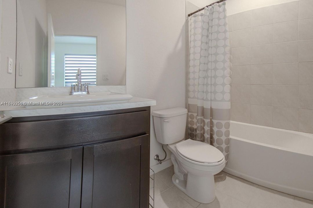 В аренду: $2,300 (2 спален, 2 ванн, 1208 Квадратных фут)