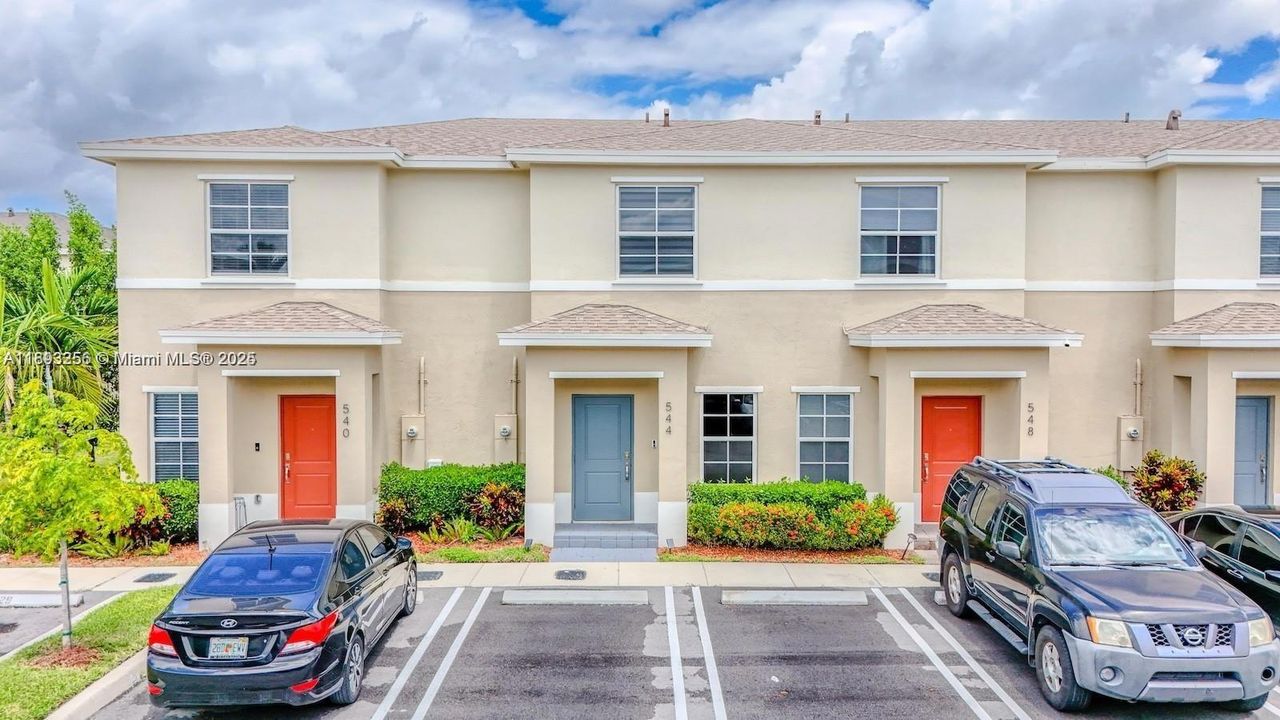 В аренду: $2,200 (2 спален, 2 ванн, 1208 Квадратных фут)