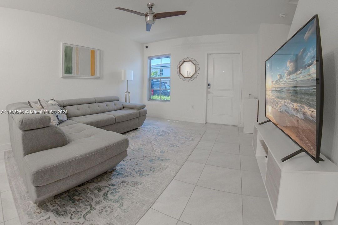 В аренду: $2,300 (2 спален, 2 ванн, 1208 Квадратных фут)