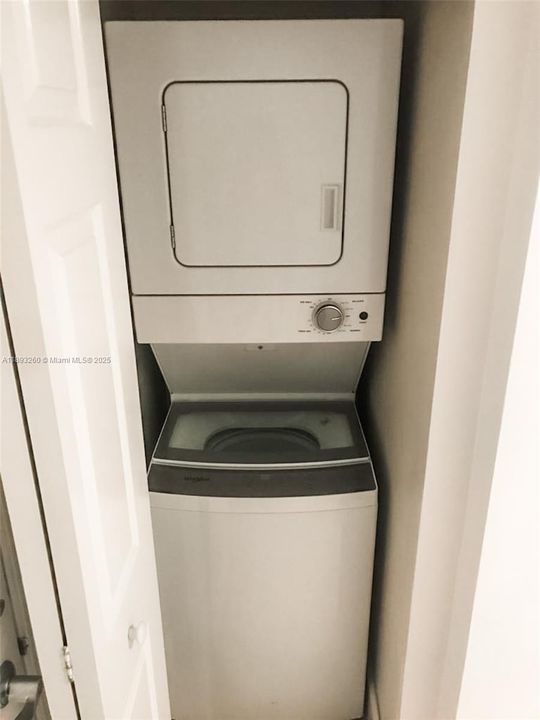 Под контрактом: $3,075 (2 спален, 2 ванн, 948 Квадратных фут)