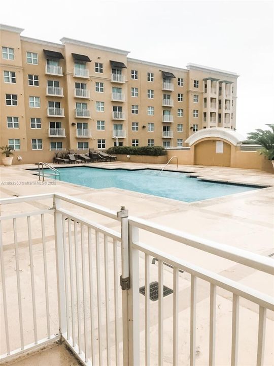 Под контрактом: $3,075 (2 спален, 2 ванн, 948 Квадратных фут)