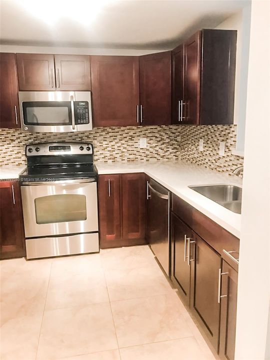 Под контрактом: $3,075 (2 спален, 2 ванн, 948 Квадратных фут)