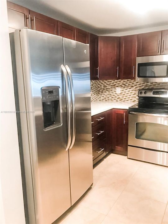 Под контрактом: $3,075 (2 спален, 2 ванн, 948 Квадратных фут)