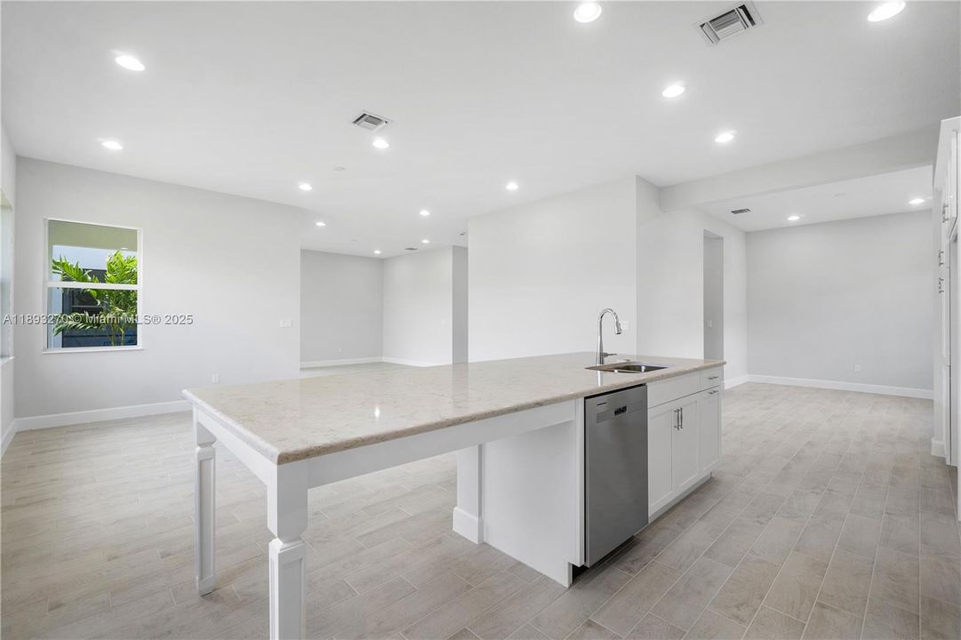 Под контрактом: $729,000 (4 спален, 3 ванн, 2814 Квадратных фут)