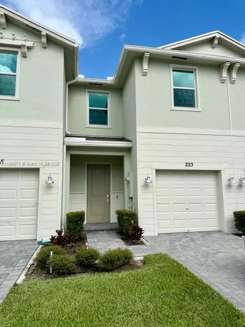 Recientemente alquilado: $2,300 (3 camas, 2 baños, 1632 Pies cuadrados)