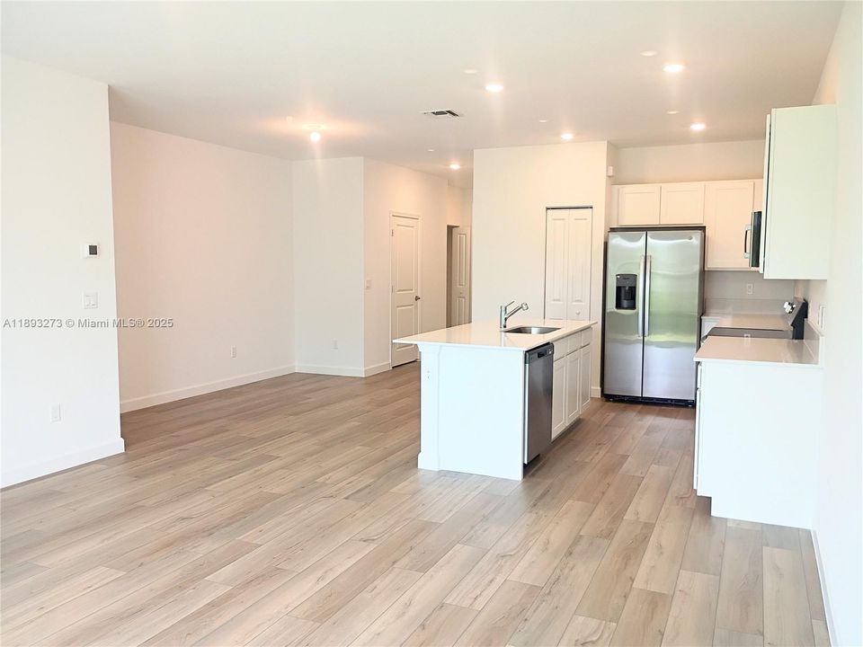 Recientemente alquilado: $2,300 (3 camas, 2 baños, 1632 Pies cuadrados)