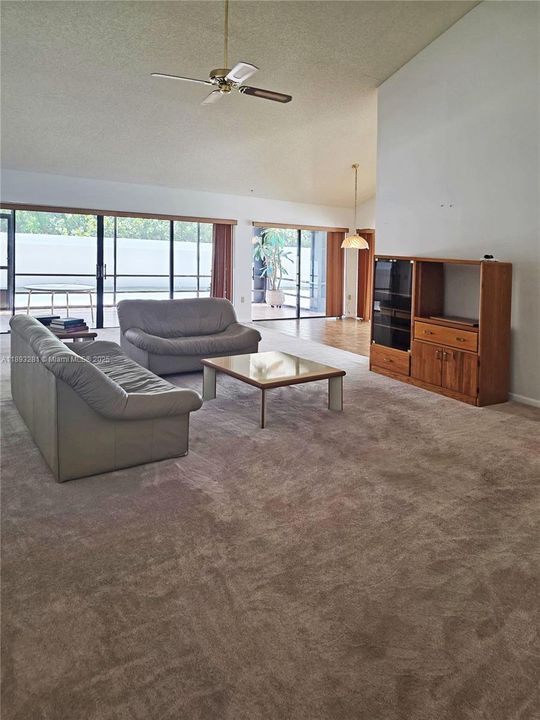 合同活跃: $975,000 (3 贝兹, 2 浴室, 1889 平方英尺)