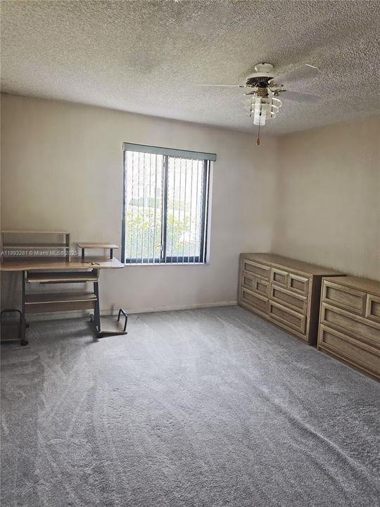 合同活跃: $975,000 (3 贝兹, 2 浴室, 1889 平方英尺)