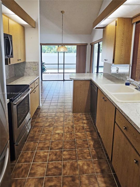 合同活跃: $975,000 (3 贝兹, 2 浴室, 1889 平方英尺)