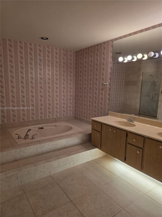 合同活跃: $975,000 (3 贝兹, 2 浴室, 1889 平方英尺)