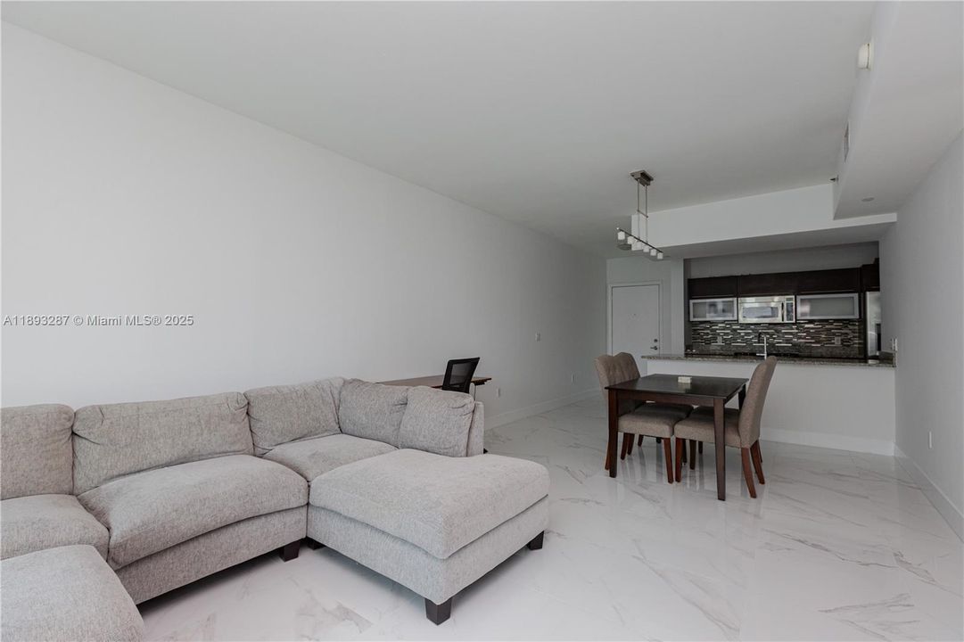 最近售出: $499,000 (1 贝兹, 1 浴室, 774 平方英尺)