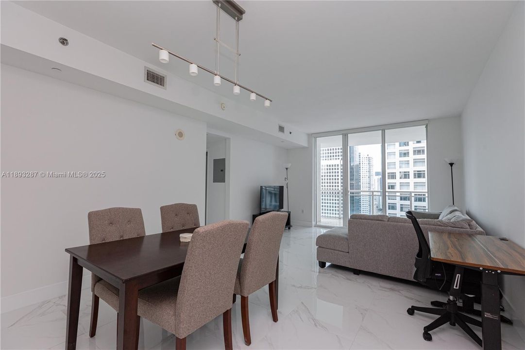 最近售出: $499,000 (1 贝兹, 1 浴室, 774 平方英尺)