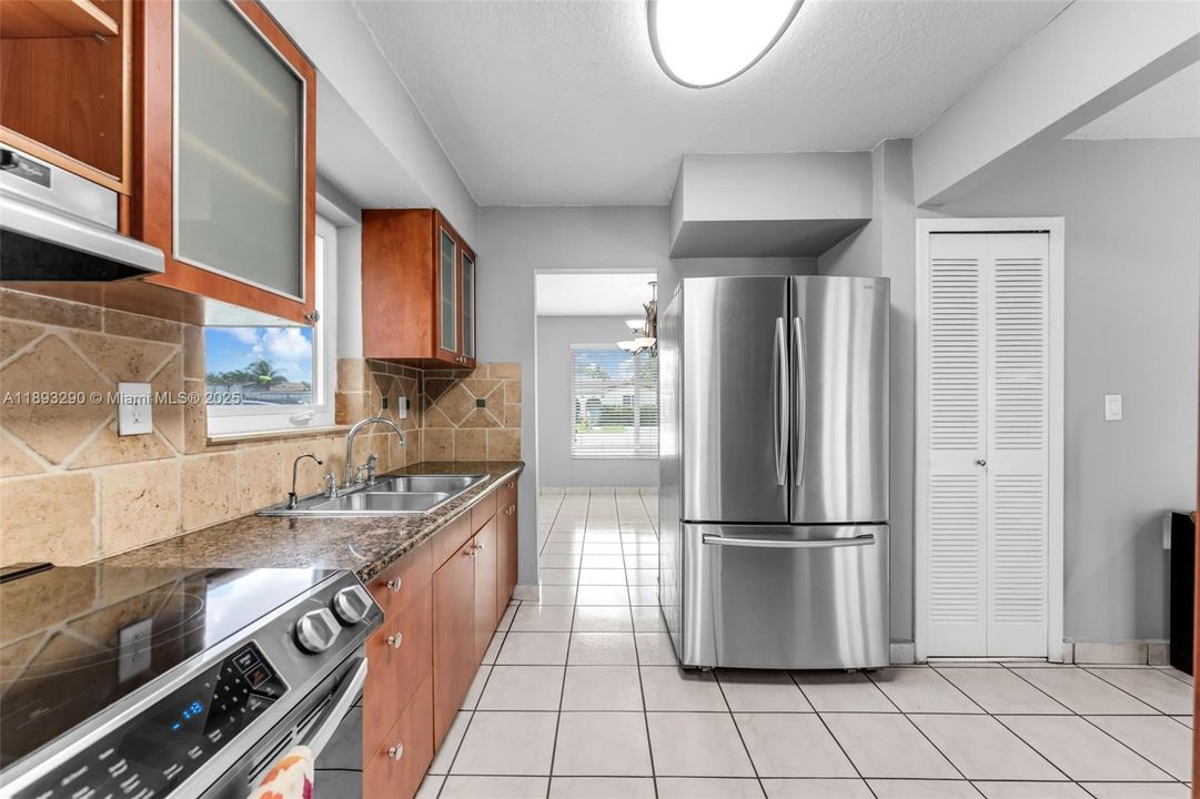 待售: $699,000 (3 贝兹, 2 浴室, 1688 平方英尺)