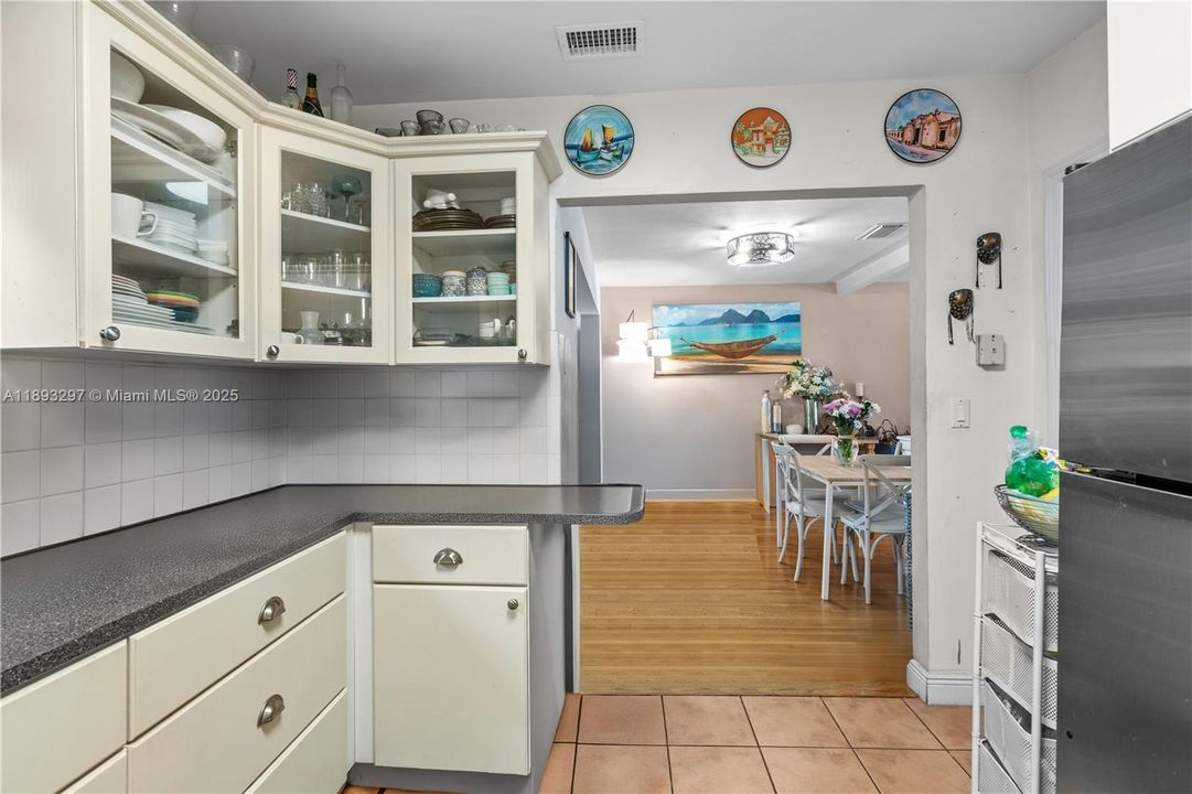 合同活跃: $1,199,000 (2 贝兹, 2 浴室, 1362 平方英尺)