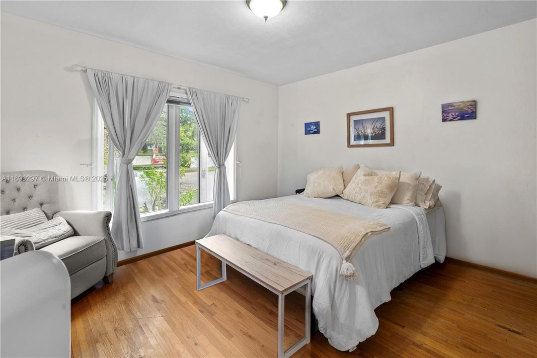 合同活跃: $1,199,000 (2 贝兹, 2 浴室, 1362 平方英尺)