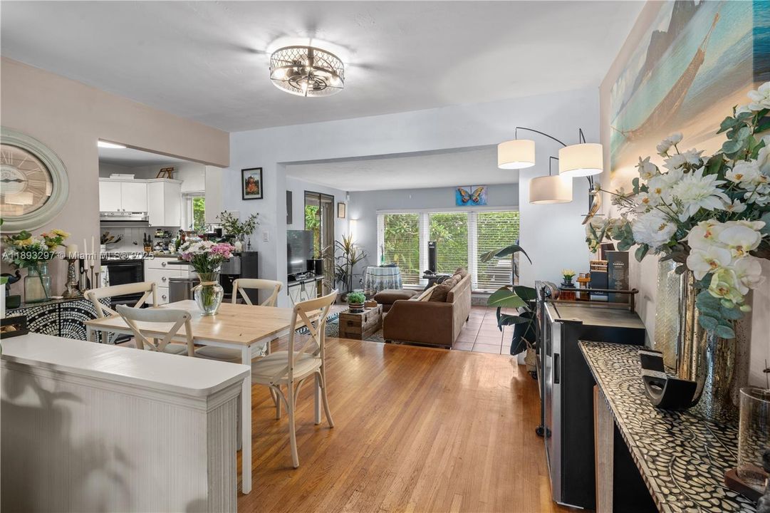 合同活跃: $1,199,000 (2 贝兹, 2 浴室, 1362 平方英尺)