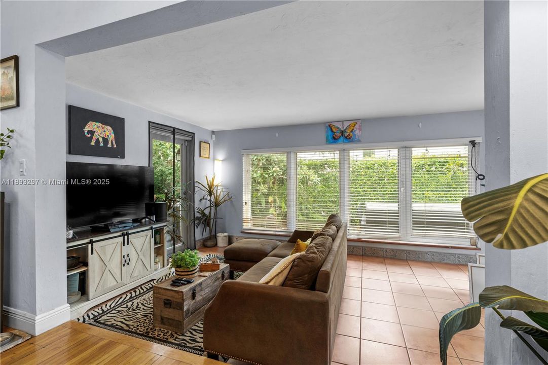 合同活跃: $1,199,000 (2 贝兹, 2 浴室, 1362 平方英尺)