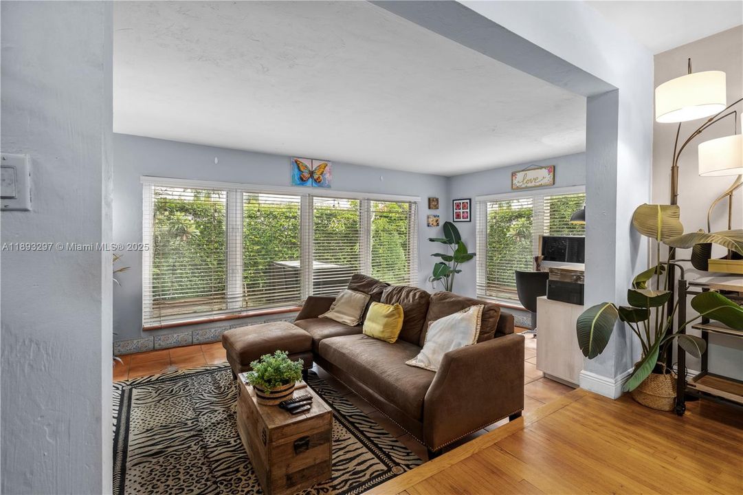 合同活跃: $1,199,000 (2 贝兹, 2 浴室, 1362 平方英尺)