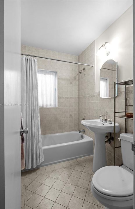 合同活跃: $1,199,000 (2 贝兹, 2 浴室, 1362 平方英尺)