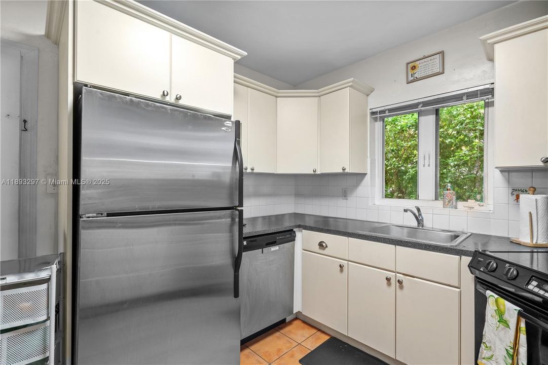 合同活跃: $1,199,000 (2 贝兹, 2 浴室, 1362 平方英尺)