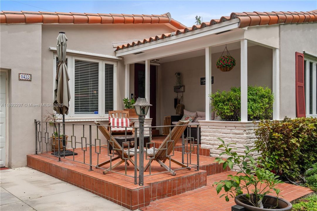 合同活跃: $1,199,000 (2 贝兹, 2 浴室, 1362 平方英尺)