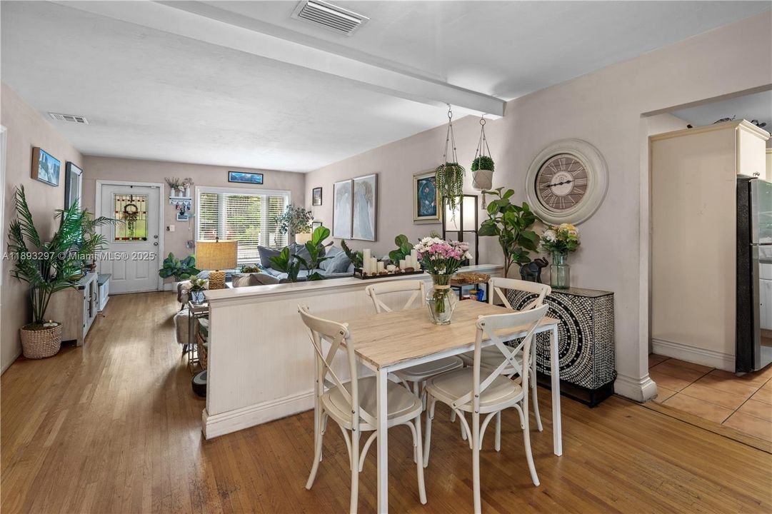 合同活跃: $1,199,000 (2 贝兹, 2 浴室, 1362 平方英尺)