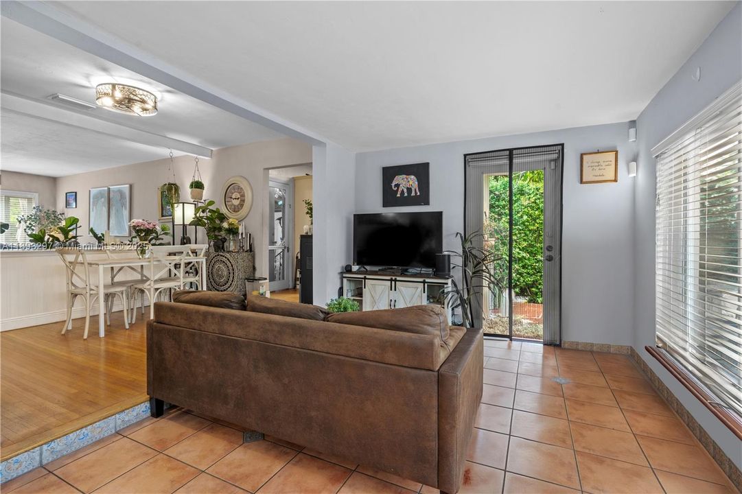 合同活跃: $1,199,000 (2 贝兹, 2 浴室, 1362 平方英尺)