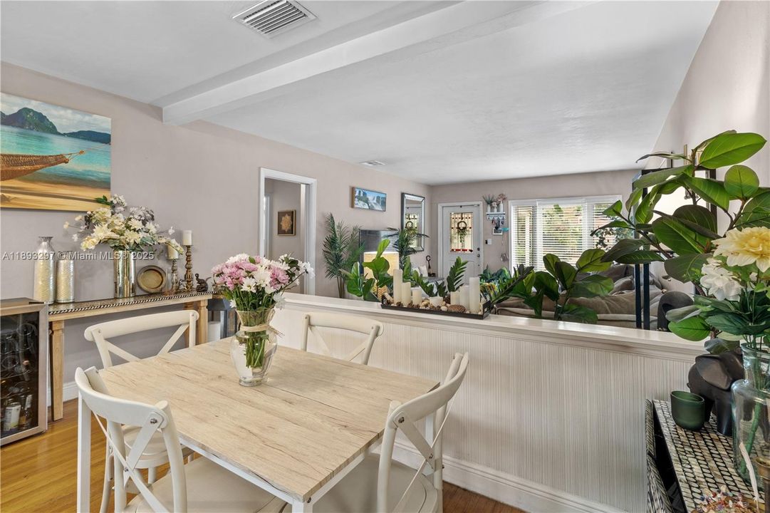 合同活跃: $1,199,000 (2 贝兹, 2 浴室, 1362 平方英尺)