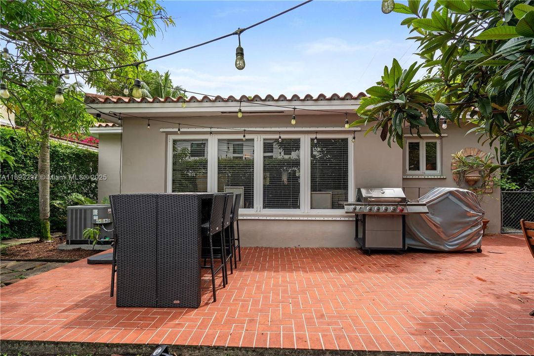 合同活跃: $1,199,000 (2 贝兹, 2 浴室, 1362 平方英尺)