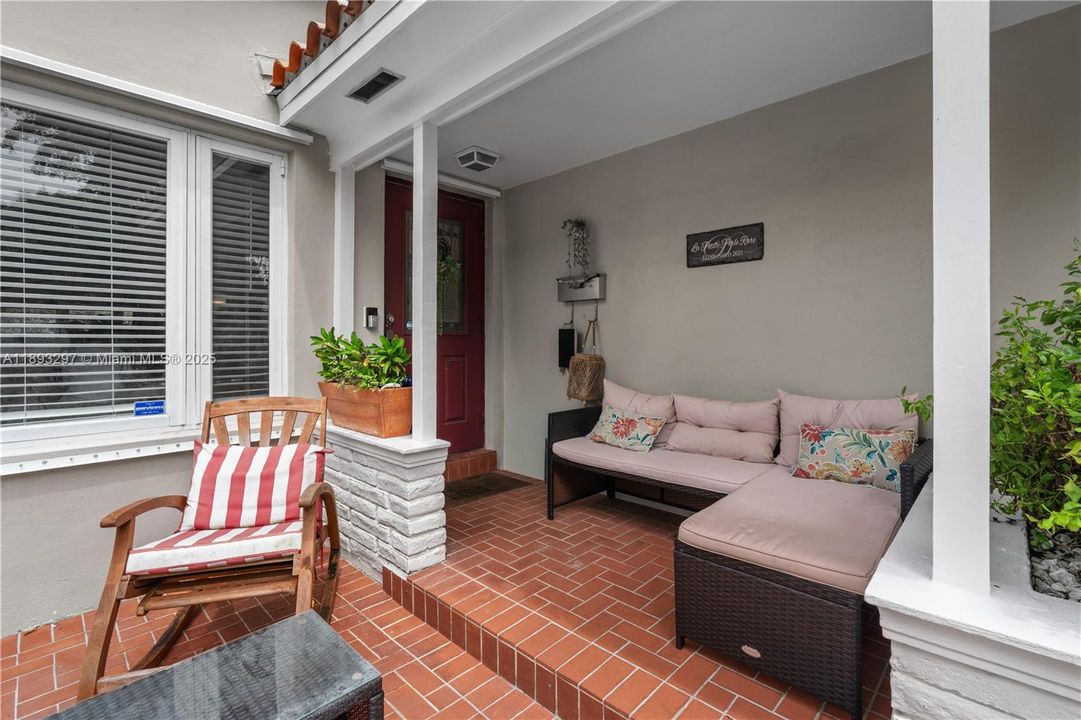 合同活跃: $1,199,000 (2 贝兹, 2 浴室, 1362 平方英尺)