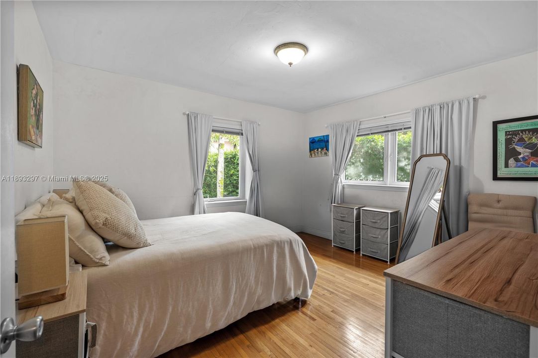 合同活跃: $1,199,000 (2 贝兹, 2 浴室, 1362 平方英尺)