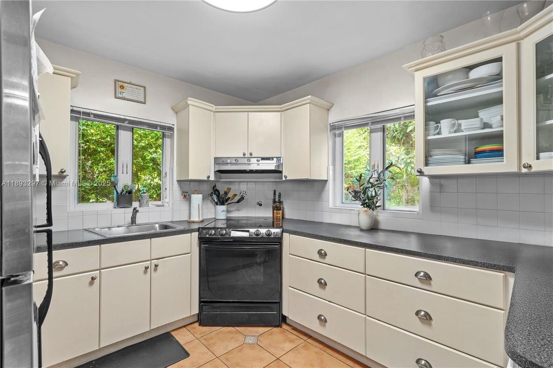 合同活跃: $1,199,000 (2 贝兹, 2 浴室, 1362 平方英尺)