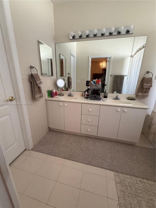 最近售出: $570,000 (3 贝兹, 2 浴室, 1533 平方英尺)