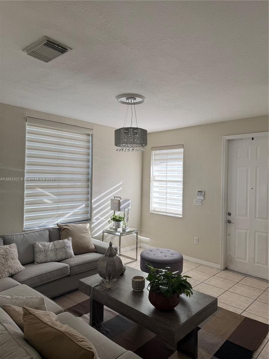 最近售出: $570,000 (3 贝兹, 2 浴室, 1533 平方英尺)