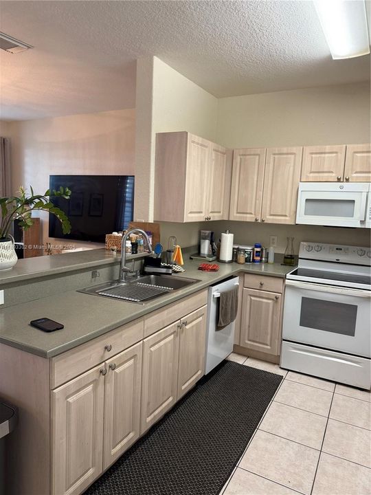 最近售出: $570,000 (3 贝兹, 2 浴室, 1533 平方英尺)