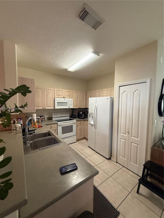 最近售出: $570,000 (3 贝兹, 2 浴室, 1533 平方英尺)