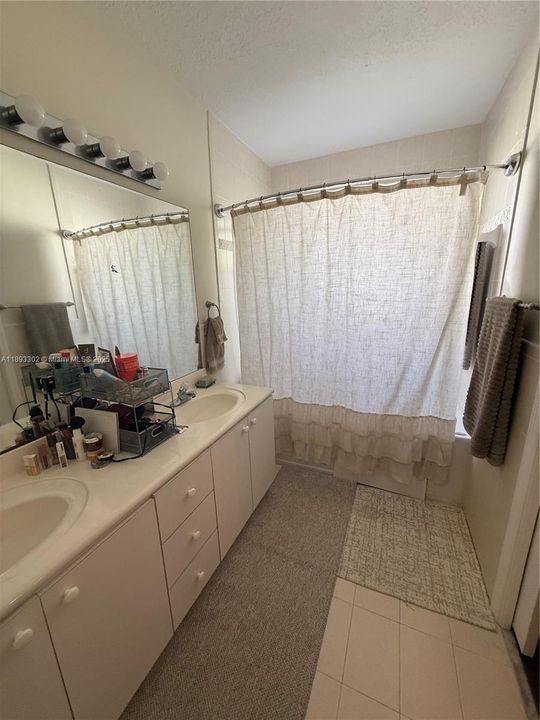 最近售出: $570,000 (3 贝兹, 2 浴室, 1533 平方英尺)