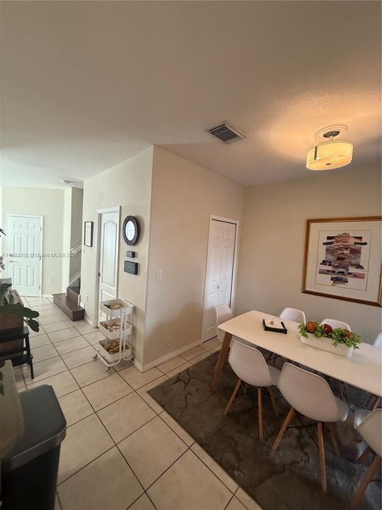 最近售出: $570,000 (3 贝兹, 2 浴室, 1533 平方英尺)