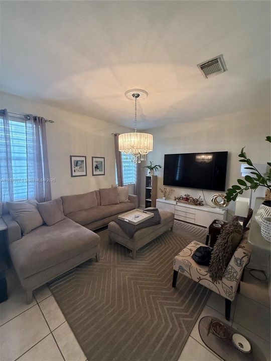 最近售出: $570,000 (3 贝兹, 2 浴室, 1533 平方英尺)