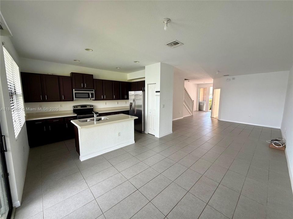 Под контрактом: $2,900 (3 спален, 2 ванн, 1538 Квадратных фут)