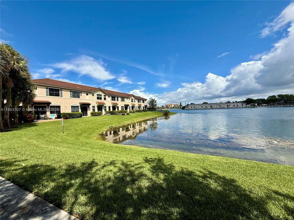 Под контрактом: $2,900 (3 спален, 2 ванн, 1538 Квадратных фут)