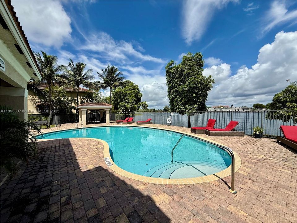 Под контрактом: $2,900 (3 спален, 2 ванн, 1538 Квадратных фут)