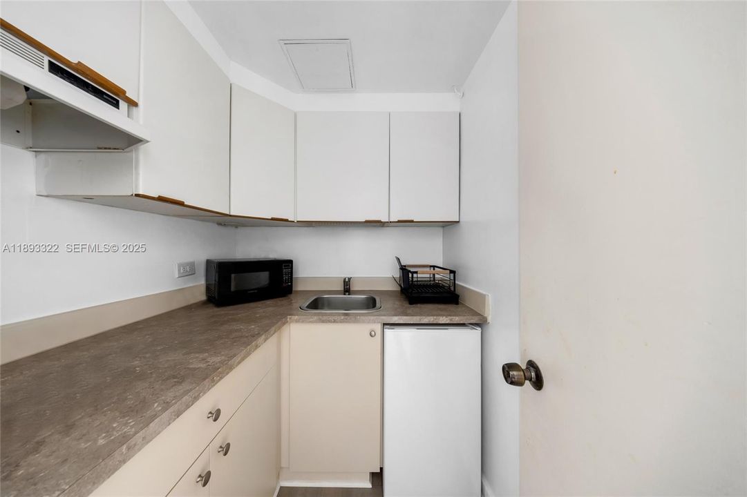 For Rent: $1,975 (0 beds, 1 baths, 450 Square Feet)